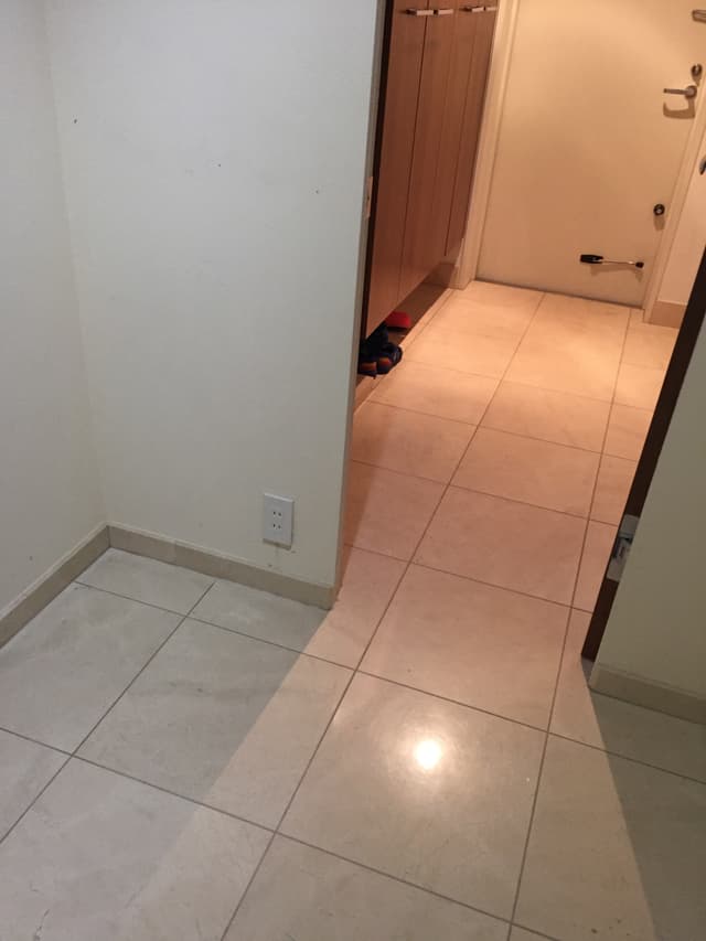 玄関は、石のタイル。収納から玄関