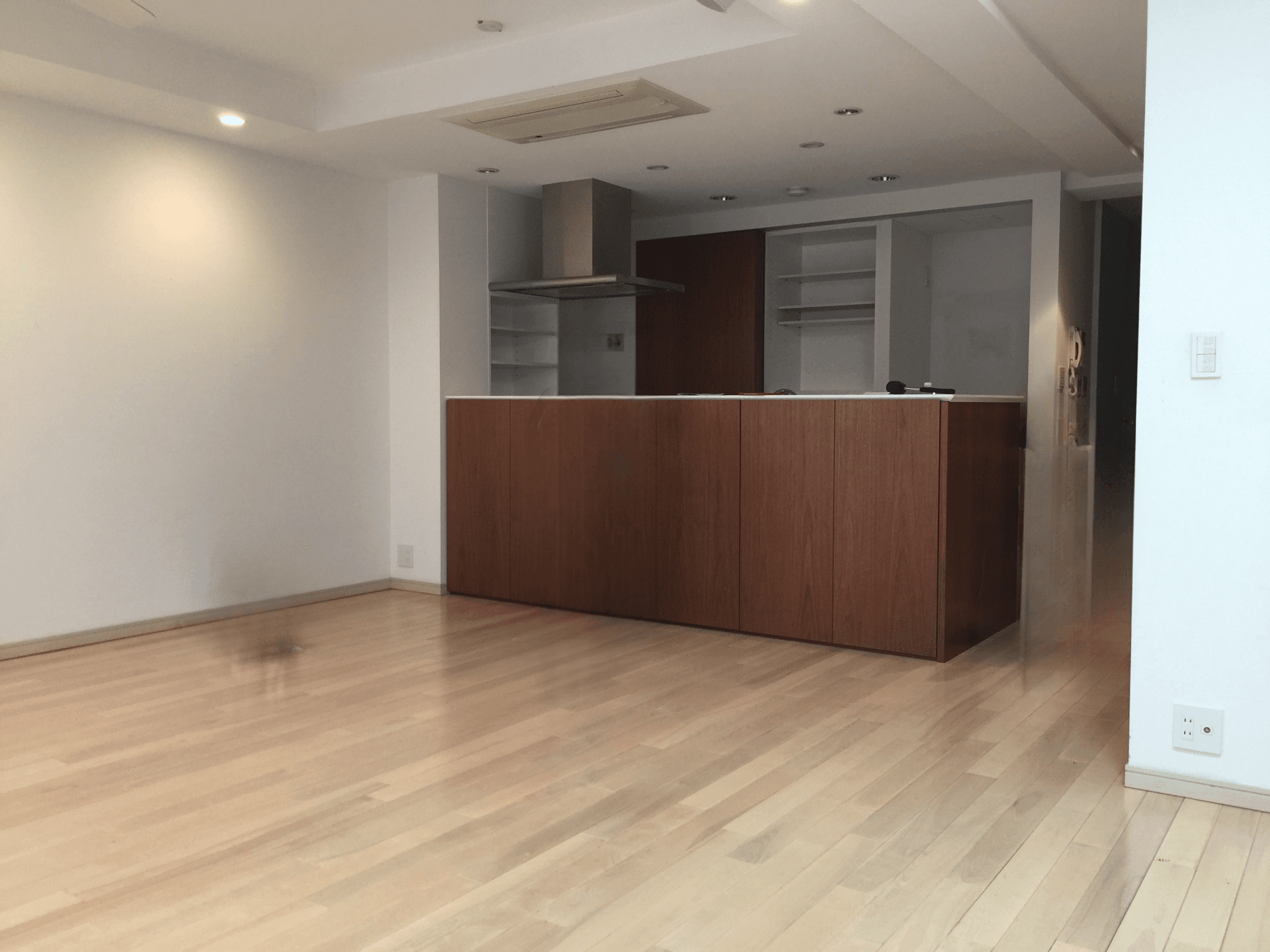 リビングからキッチン。