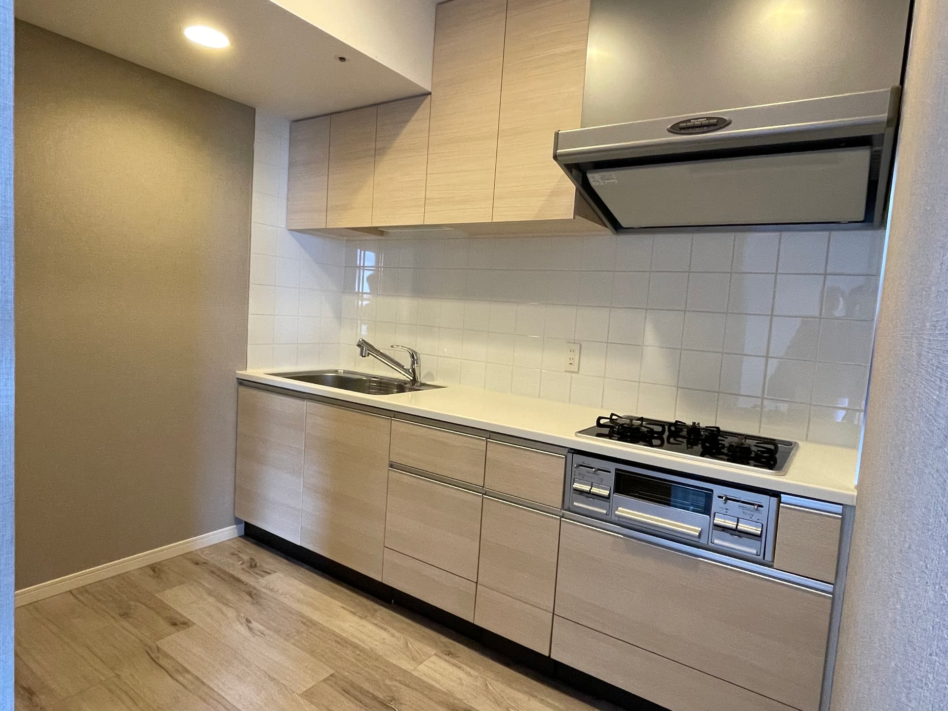 キッチン。食器棚を造作で追加。