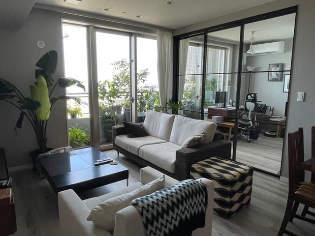 リビングとガラス扉の先のワークスペース。晴れた日は真っ青な東京湾とゲートブリッジが見えます。