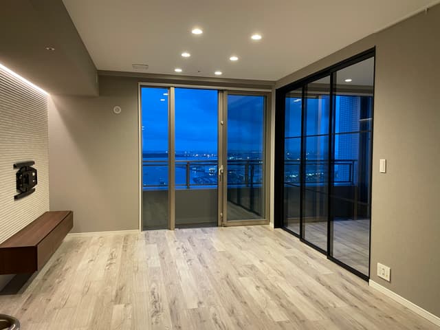 リビングの照明は調光機能が付いたダウンライトに。