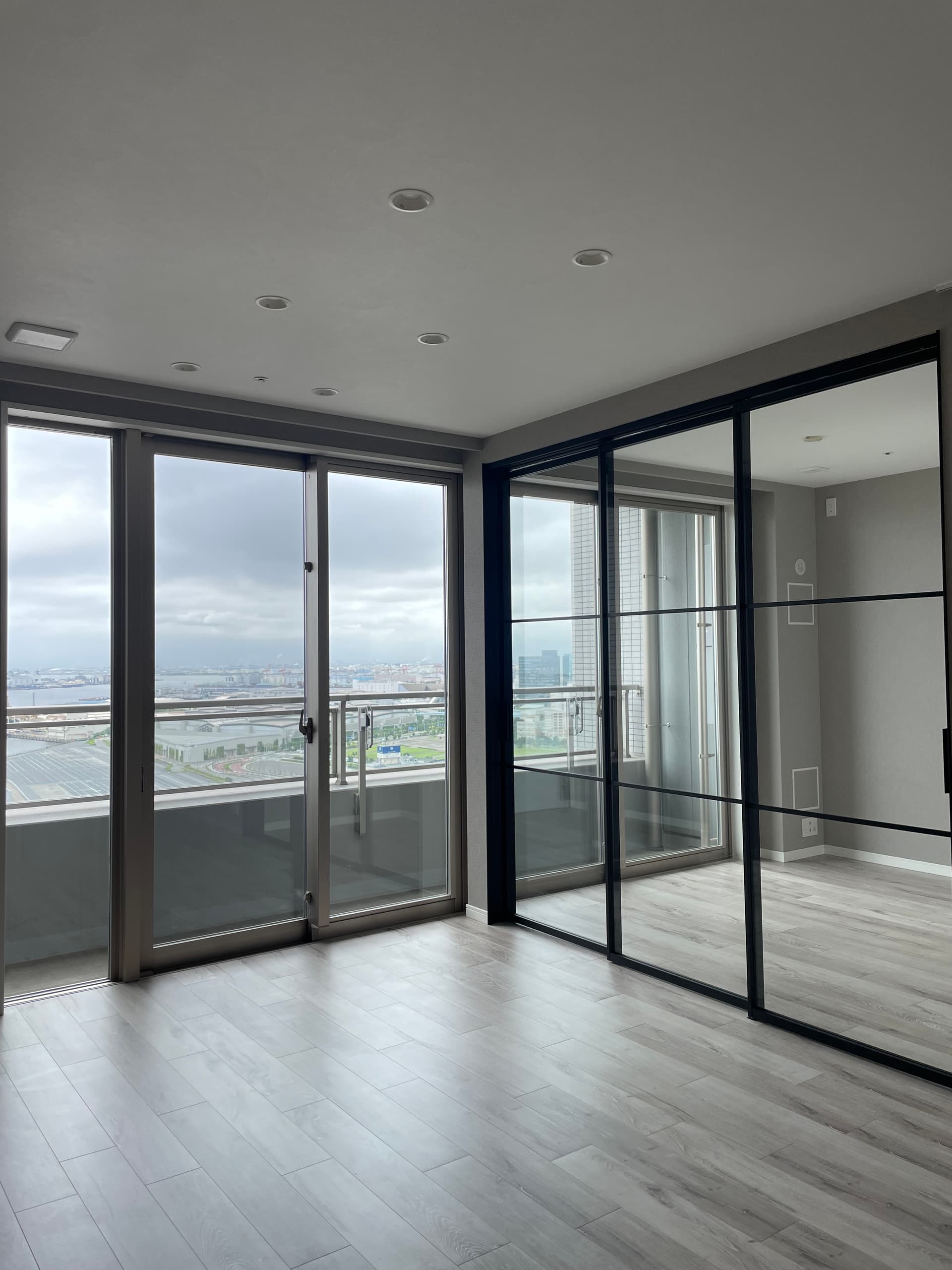 リビング横の部屋は壁を取り払ってスタイリッシュなガラス扉にリフォームし、ワークスペースに。一番のこだわりポイントです。