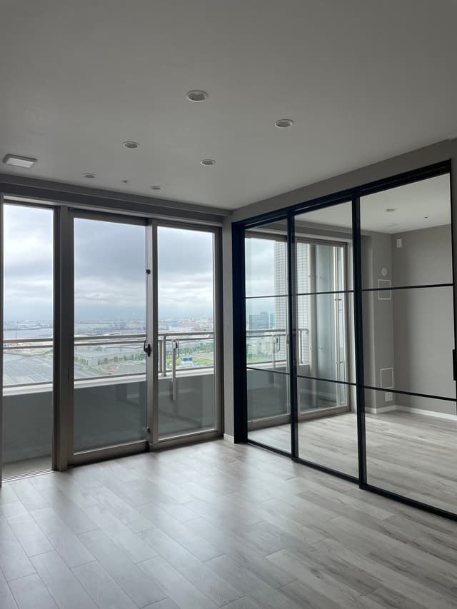 リビング横の部屋は壁を取り払ってスタイリッシュなガラス扉にリフォームし、ワークスペースに。一番のこだわりポイントです。