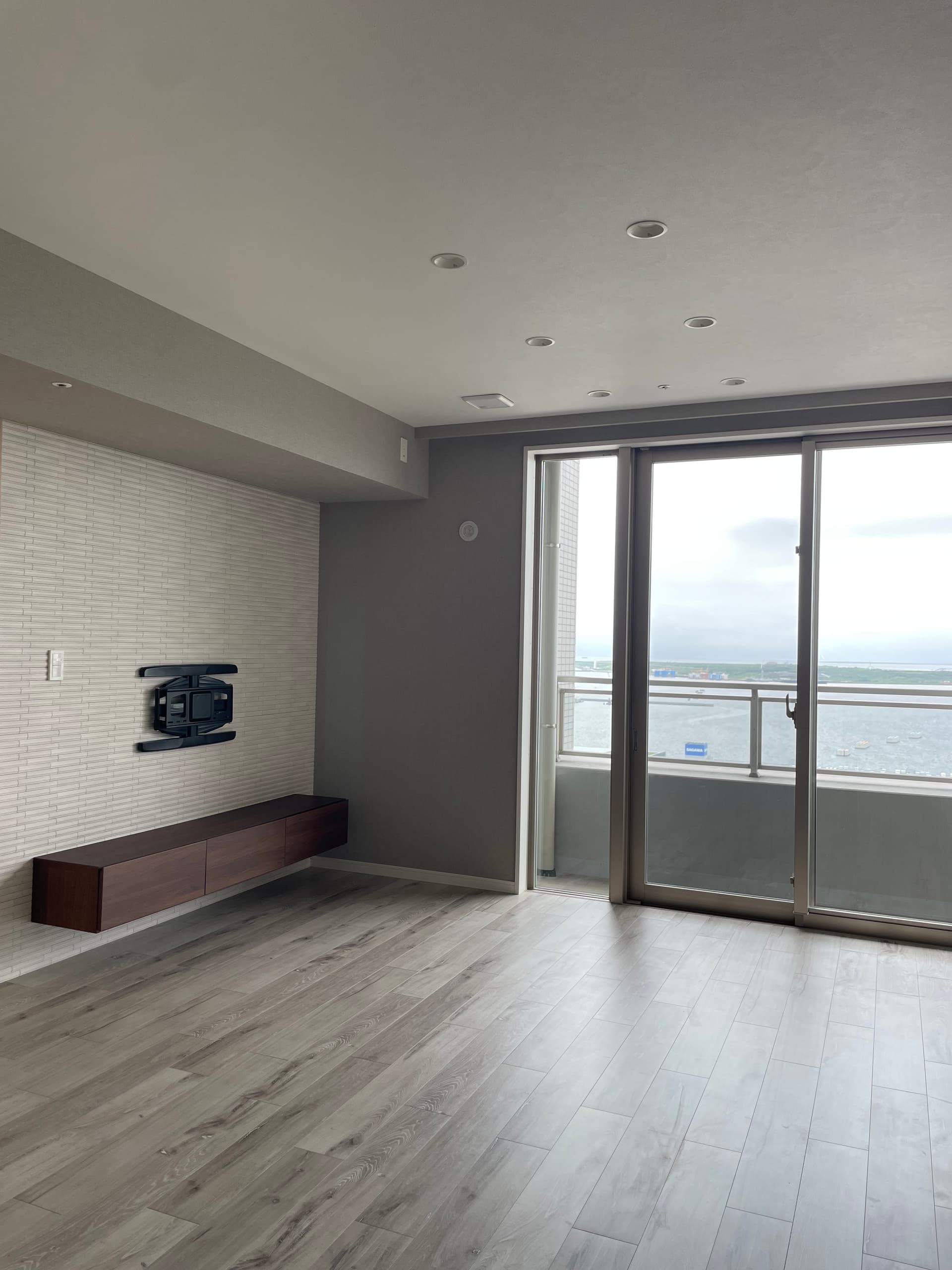 リビング。テレビを設置する壁にもエコカラットを貼り、Pamoumaさんのフロートタイプのテレビボード。