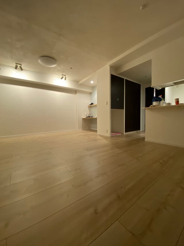 リビングダイニング。二つの部屋を一つにまとめてリノベーション。奥の壁は珪藻土で出来てるので、ペットなどの匂いも気になりません。