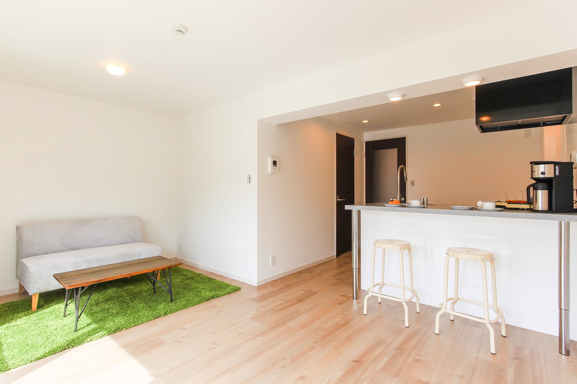 LDK。キッチンにはカウンターがあります。