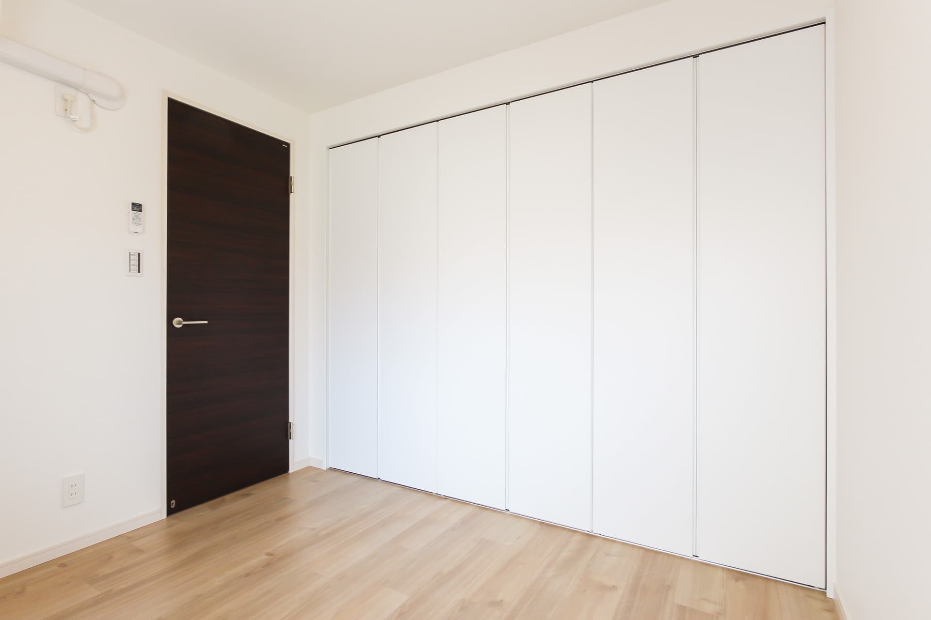 洋室は壁一面のクローゼットがあります。