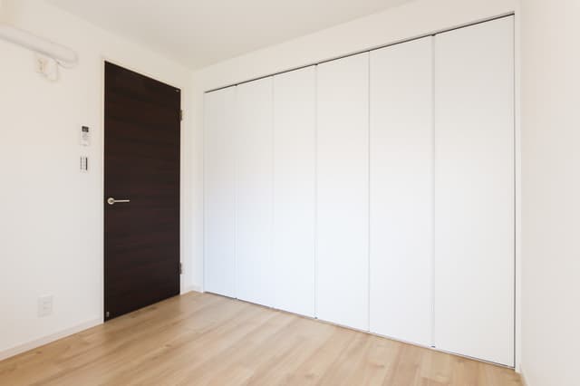 洋室は壁一面のクローゼットがあります。