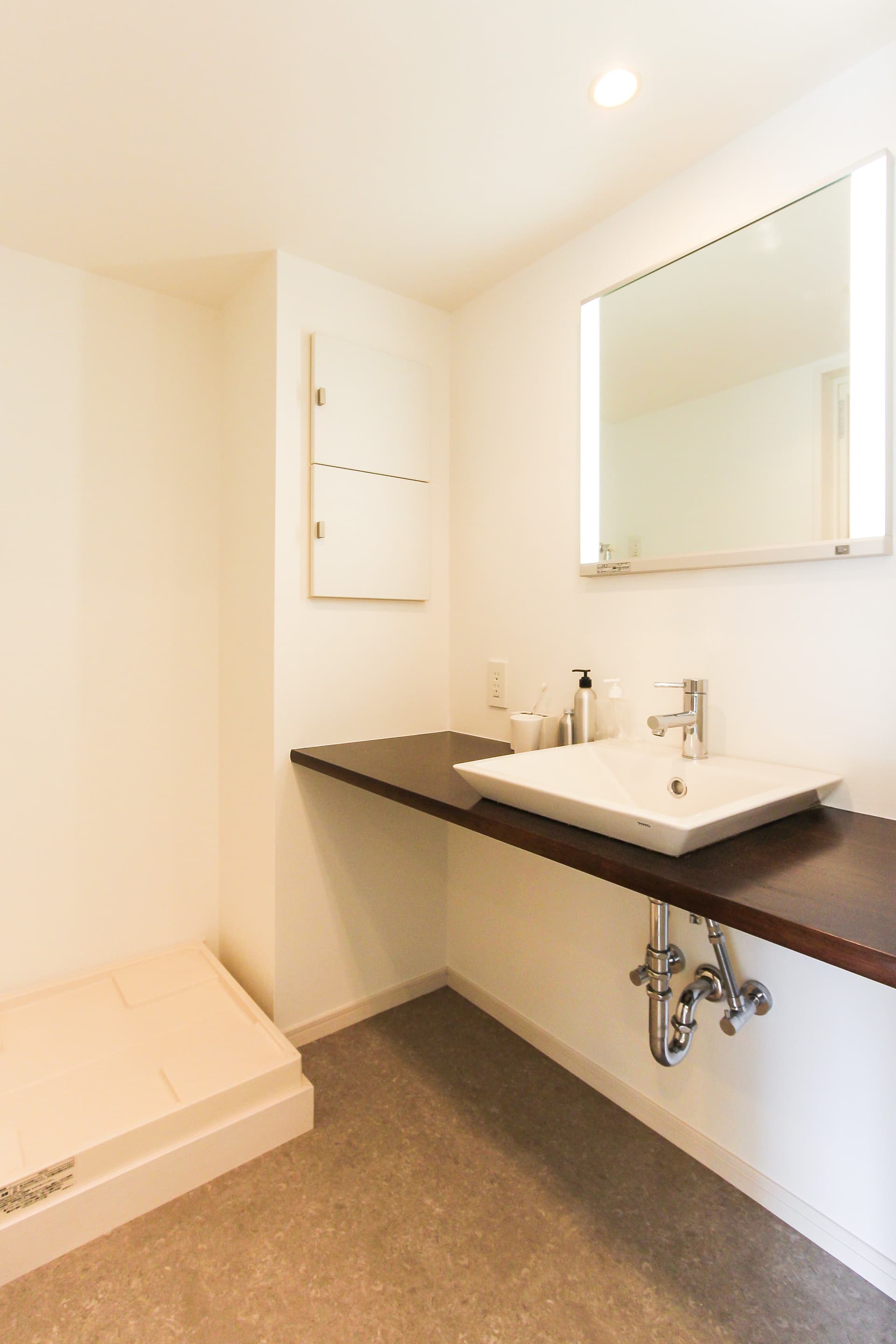 洗面台横はものを置けるカウンタースペースがあり、便利です。