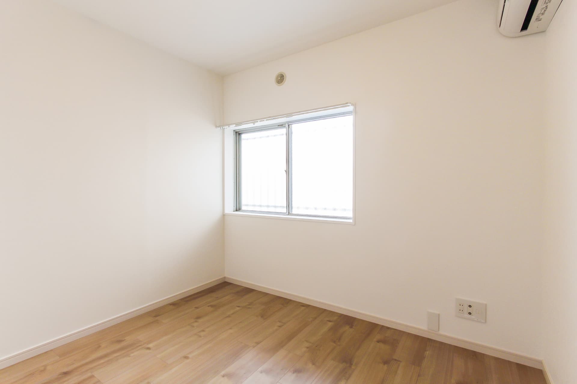 洋室にも明かりの入る窓があります。