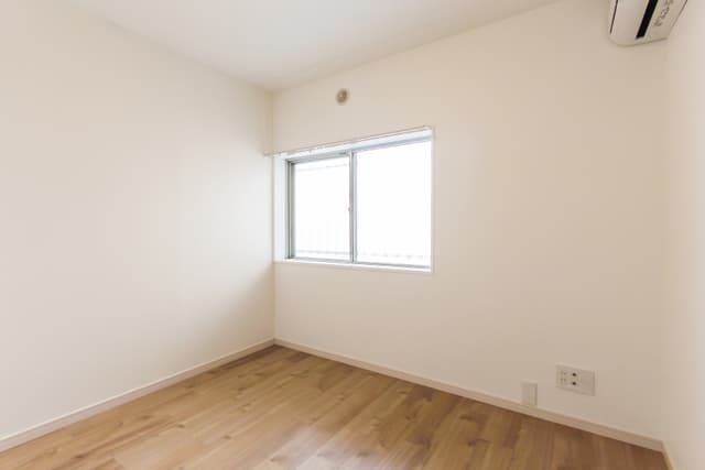 洋室にも明かりの入る窓があります。