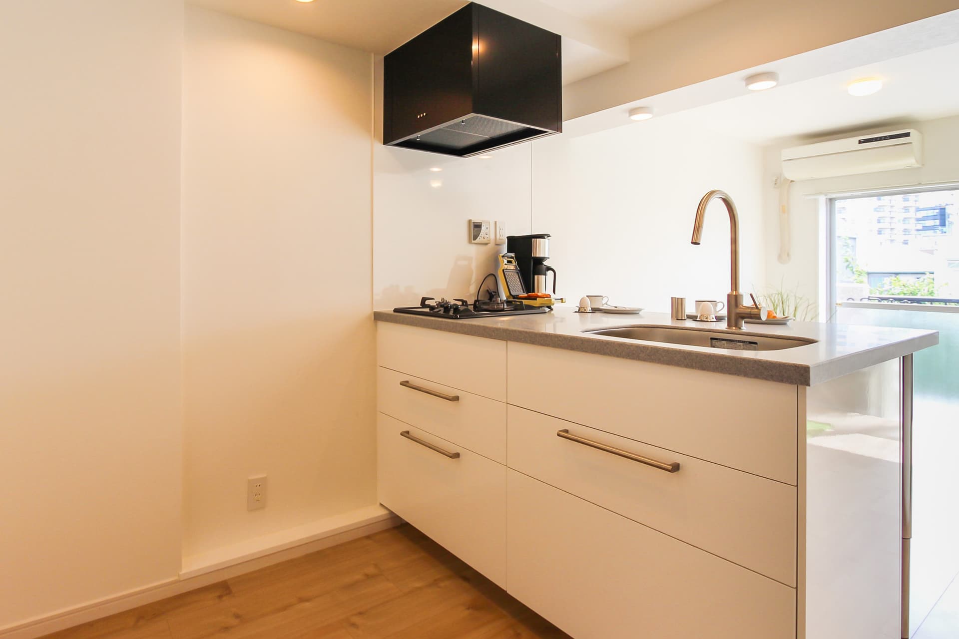 リビングを見渡せるオープンなキッチン。