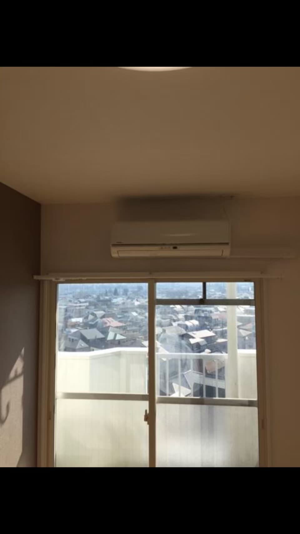 寝室からベランダで洗濯物を干せます