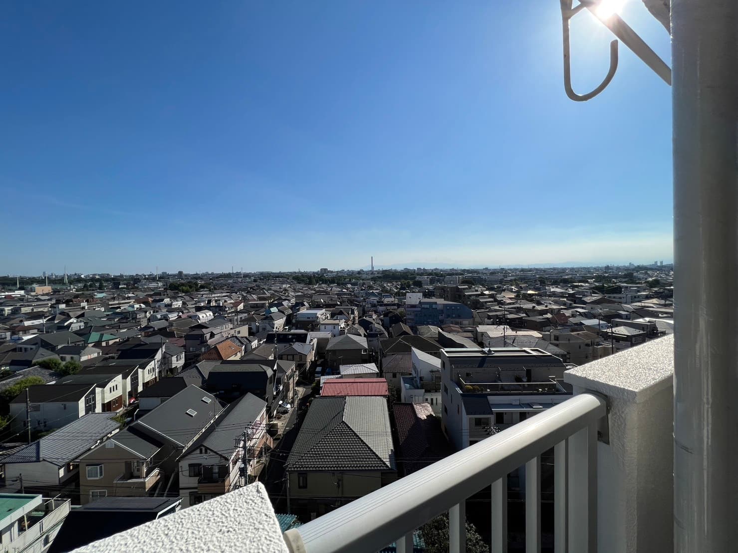 目の前は住宅街のため眺望がいいです。富士山も見られます。