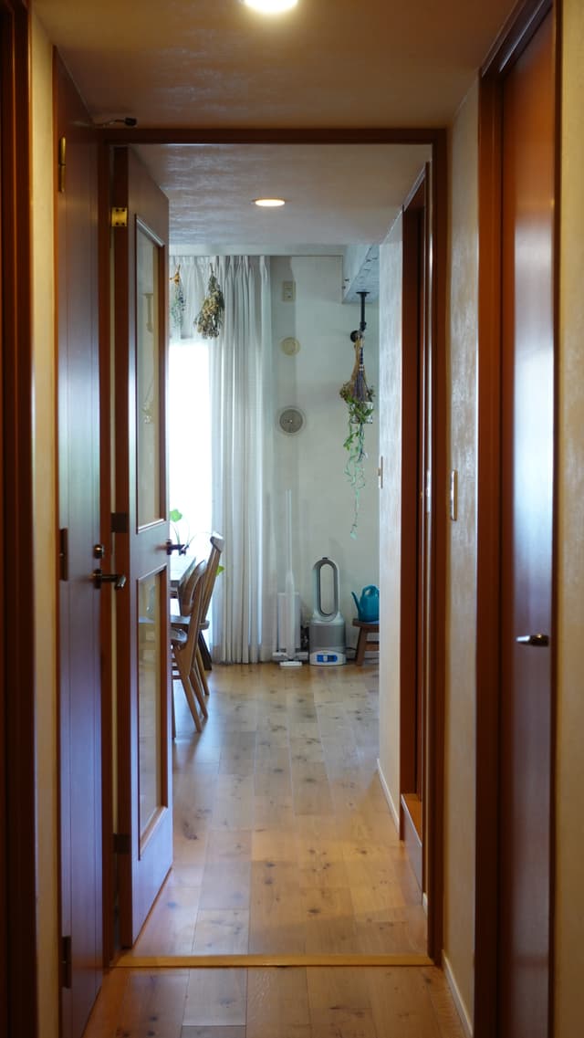 玄関から見たリビングの様子