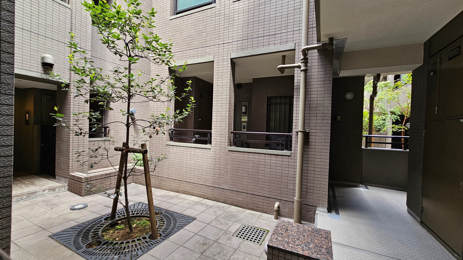 マンションのパティオ（中庭）