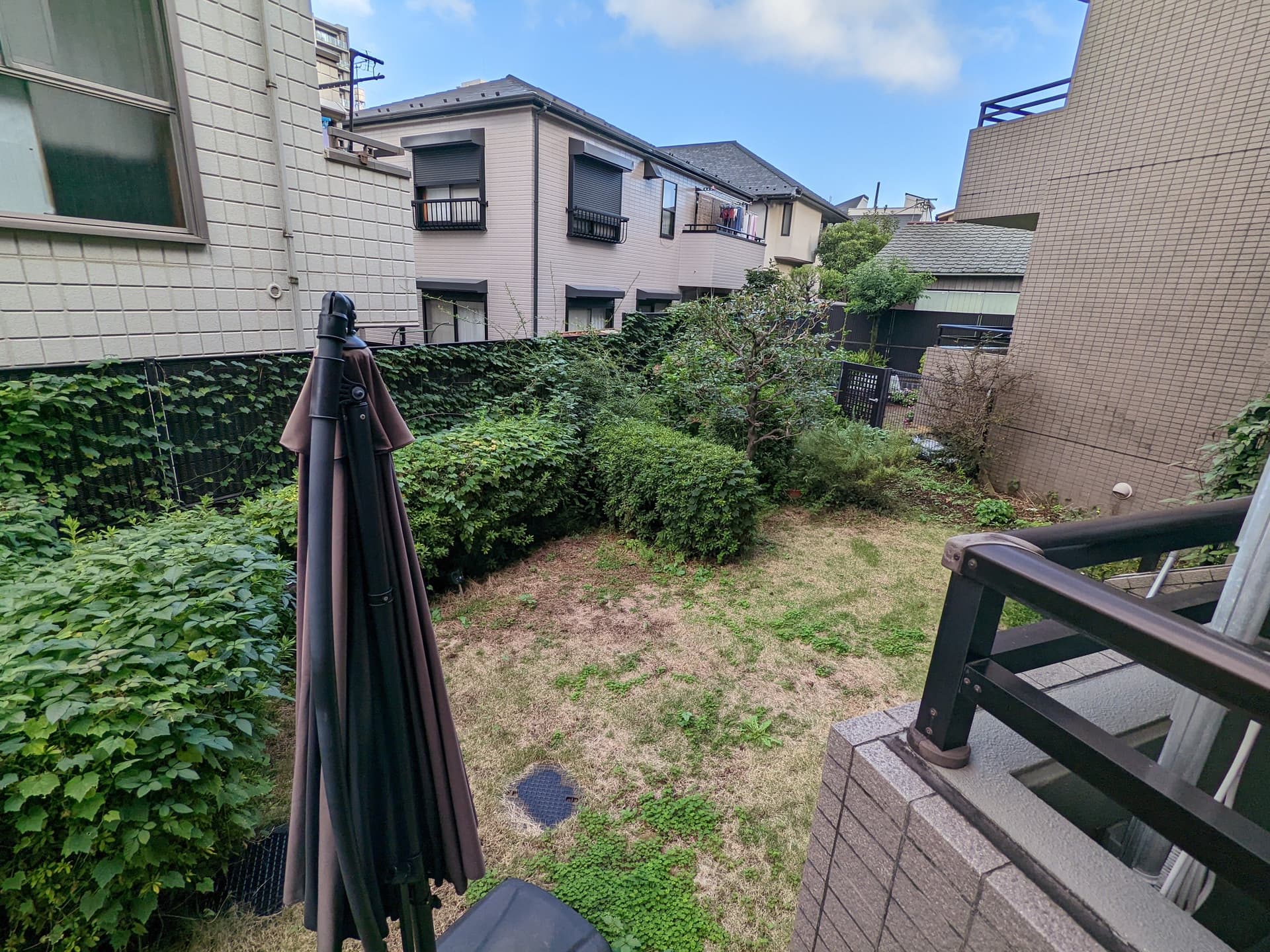 専用庭。リビングと同じぐらいの平米数（60㎡）があります。春と秋は外でのんびりできます。家庭菜園も可能です。