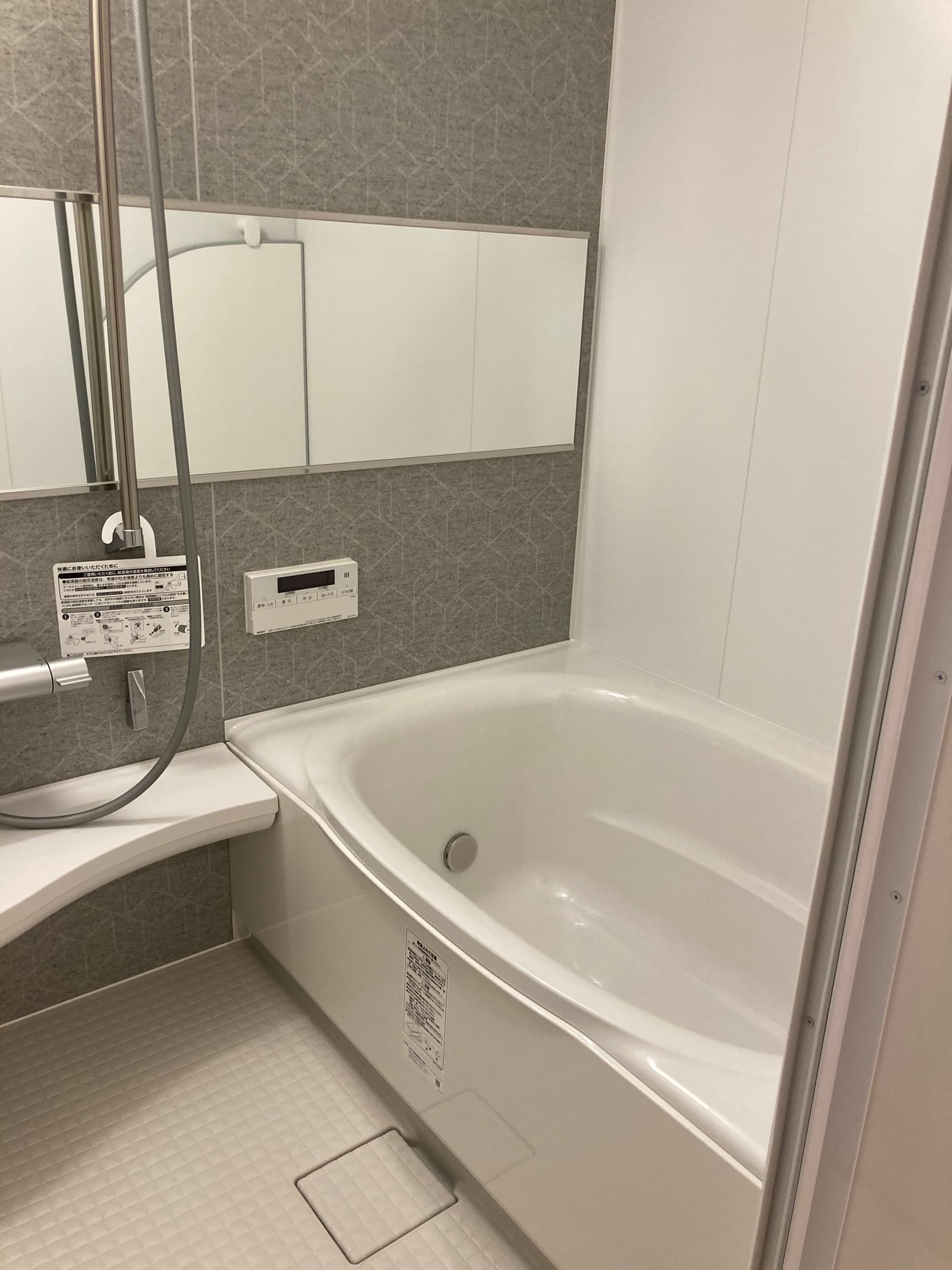 浴室です。こちらもきれいに工事されています。浴室乾燥付きです。