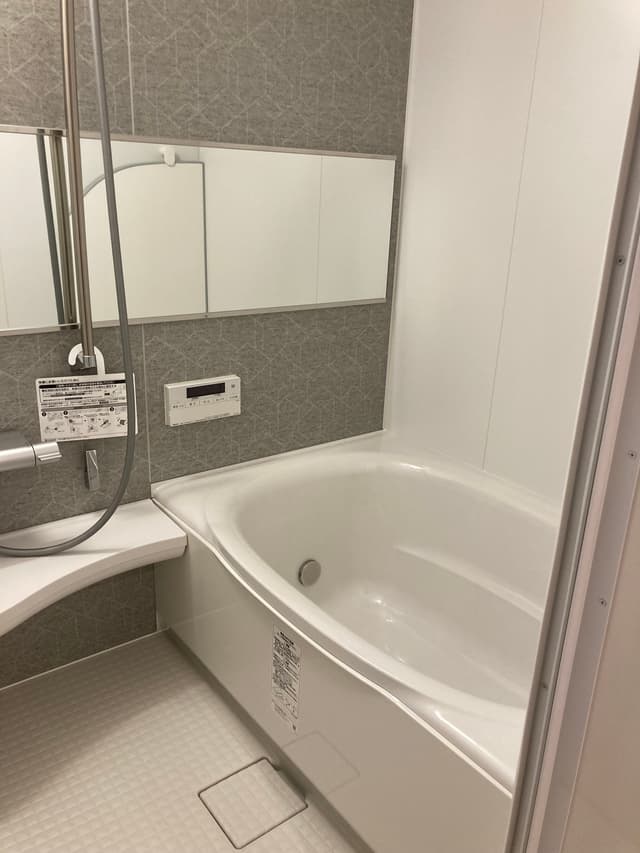 浴室です。こちらもきれいに工事されています。浴室乾燥付きです。