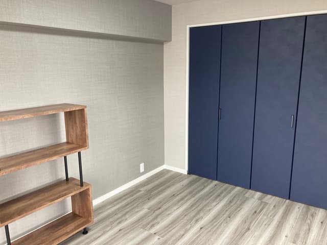 寝室は壁一面のクローゼットがあり、2人分の洋服なら十分に入るサイズです。