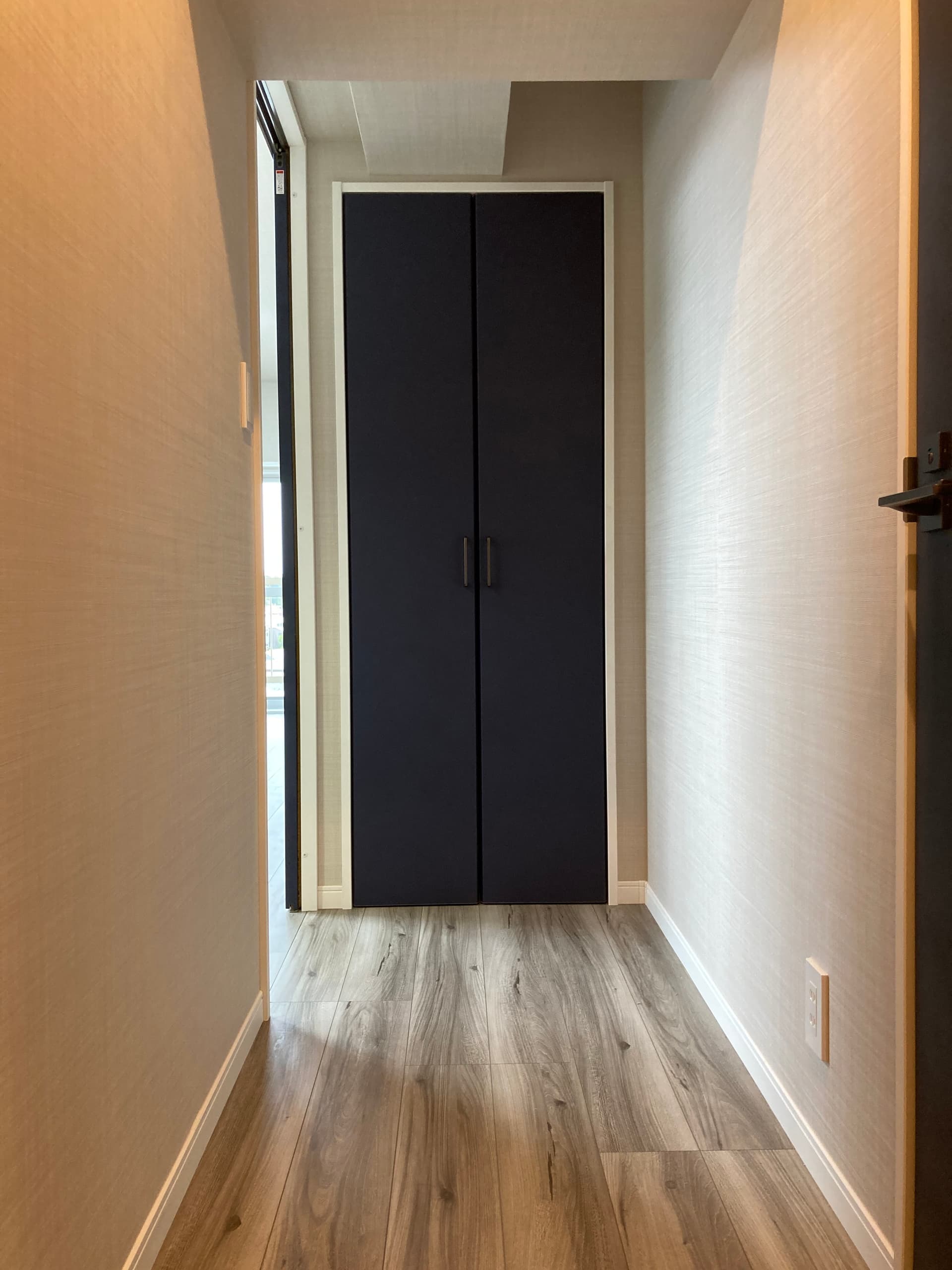 廊下です。正面には収納があり、深さもあるので大きなものはここにしまっています。