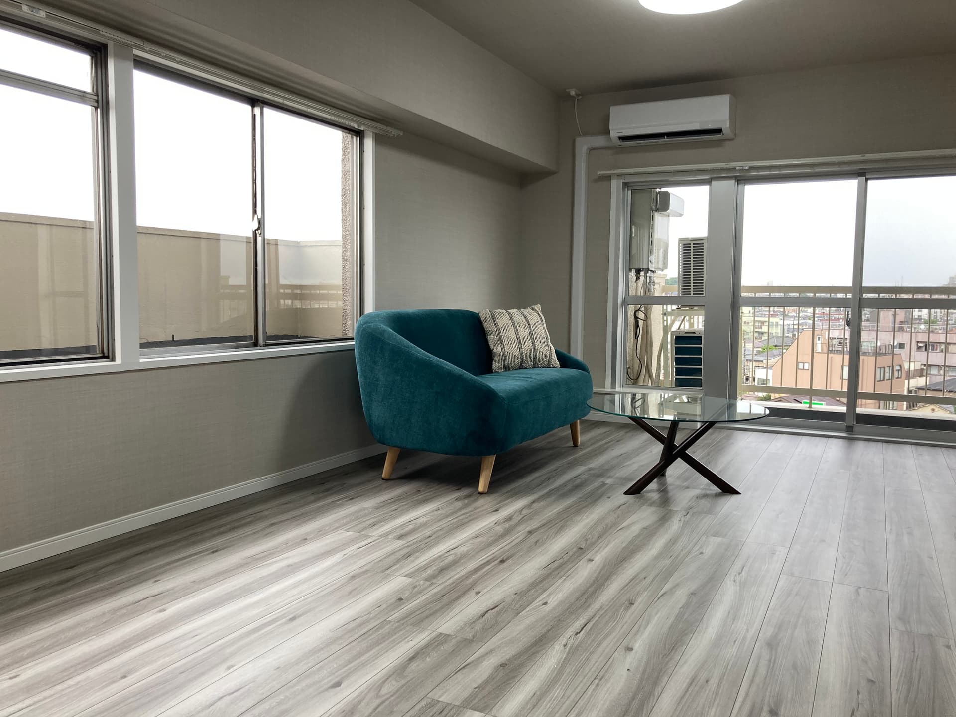 左手が北西向きの腰窓です。こちらも眺望は抜けています。