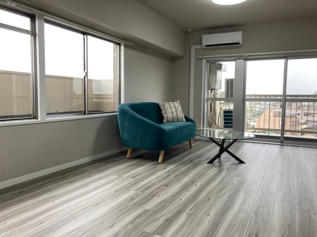 左手が北西向きの腰窓です。こちらも眺望は抜けています。