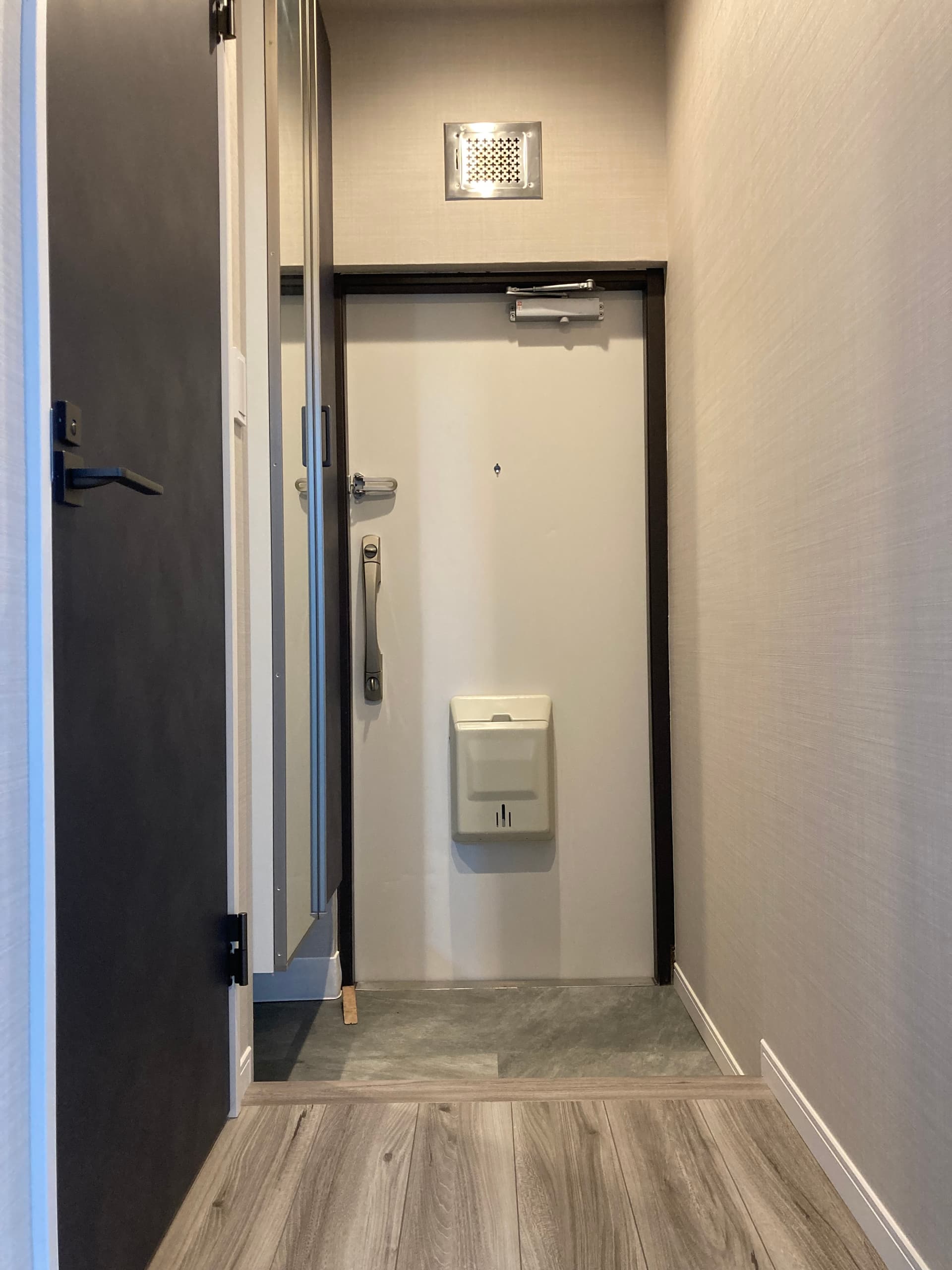 玄関扉。左側には壁一面のシューズボックスがあり、靴だけでも30足ほどは入ります。