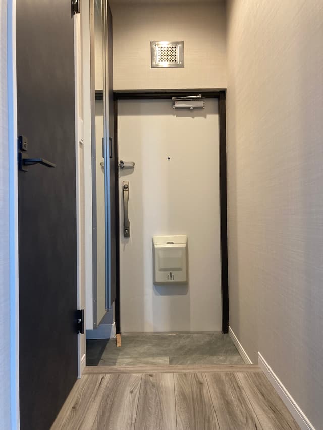 玄関扉。左側には壁一面のシューズボックスがあり、靴だけでも30足ほどは入ります。