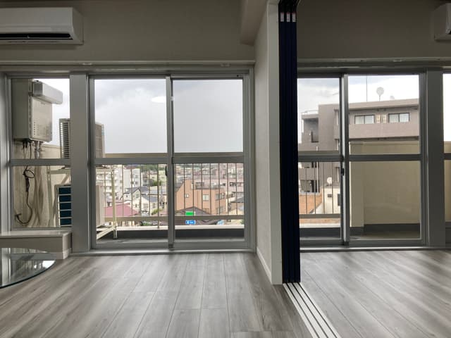 リビングと寝室の、部屋から見た眺望です。遠くにスカイツリーも見えます。