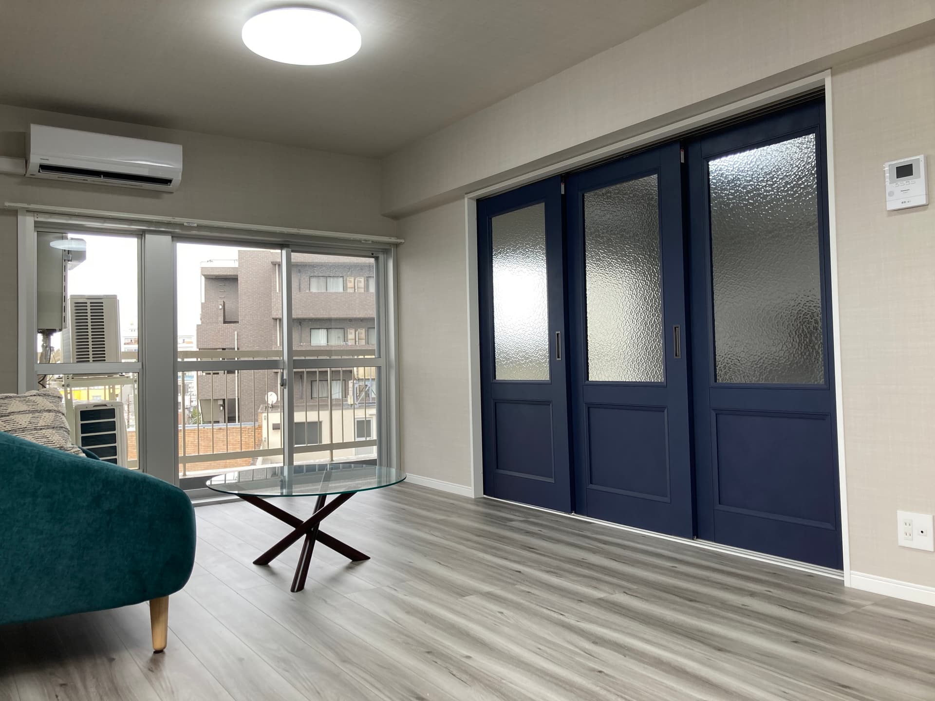 リビングと寝室の間の引き戸を閉めるとこのようになります。引き戸なので防音性は低いですが、空間としてはしっかり仕切られます。