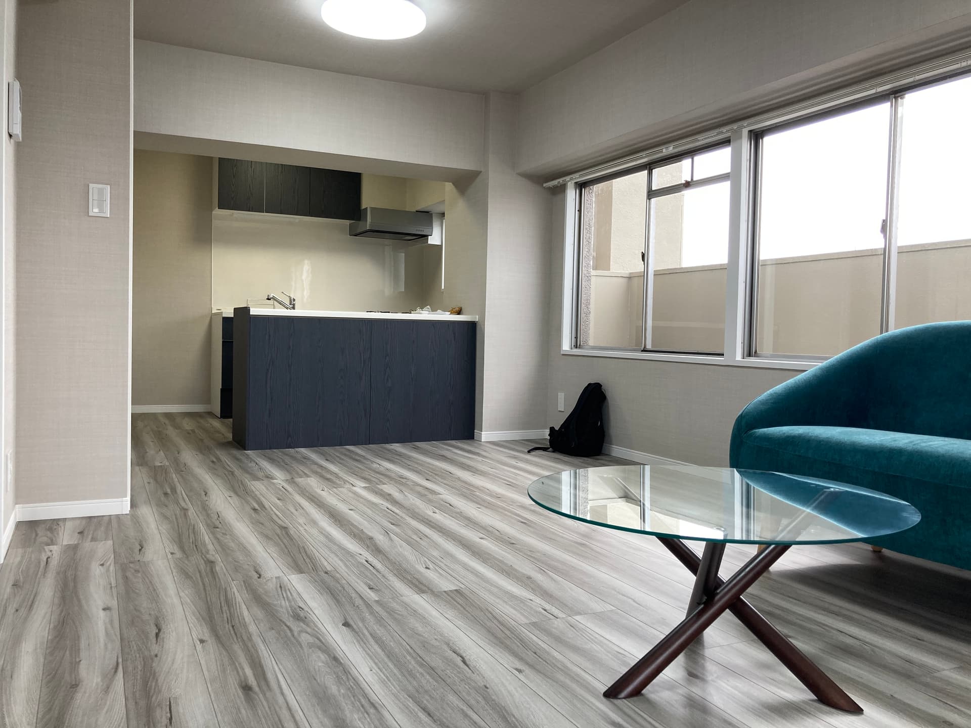 リビング窓側からキッチンを見た写真です。LDKは14.6畳あります。