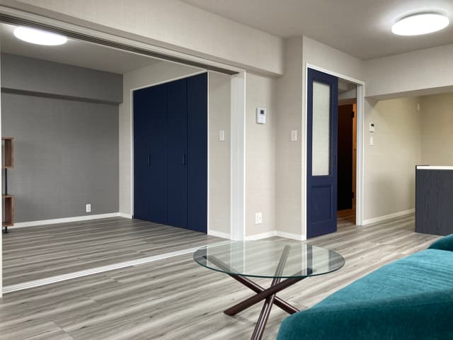 リビング窓側から見た写真です。右手に見えるのがキッチンで、正面が廊下、左手が寝室です。