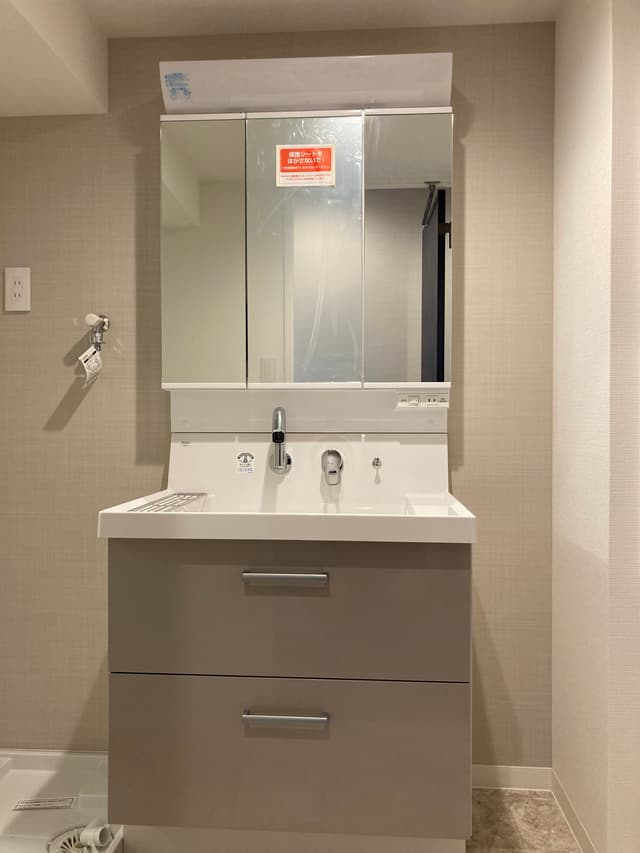 洗面所です。水回りは新しくなっており、とても綺麗です。