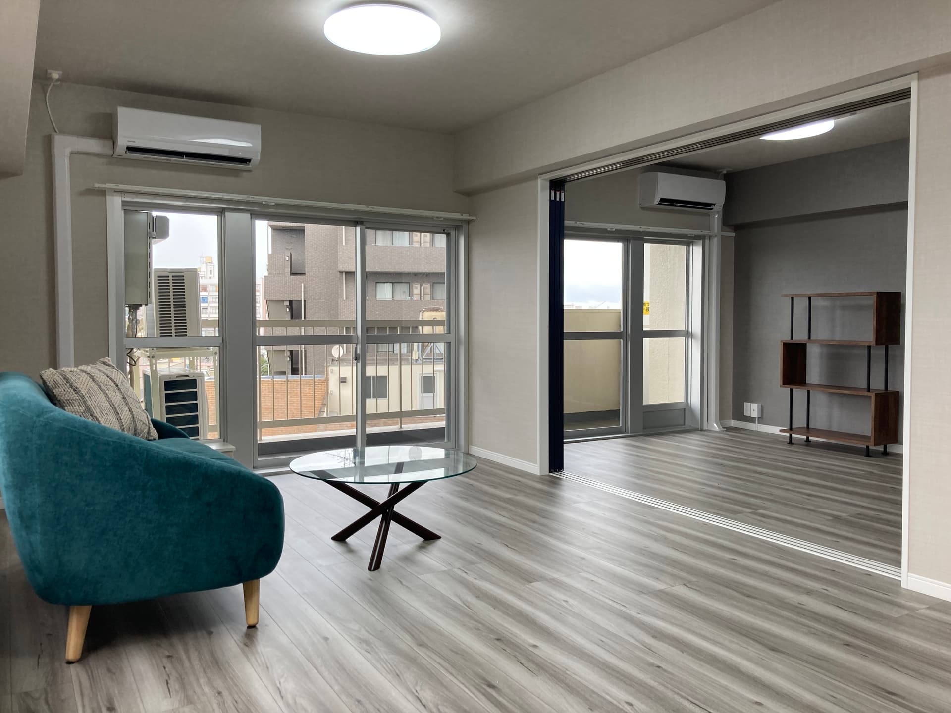 リビング。右手に見えるのが寝室です。正面の窓は北東向きで、左側にも腰窓があり、日当たり・風通しはとても良いです。この写真だと正面に建物が見えますが、ここ以外の角度は低い建物がほとんどで眺望は抜けています。