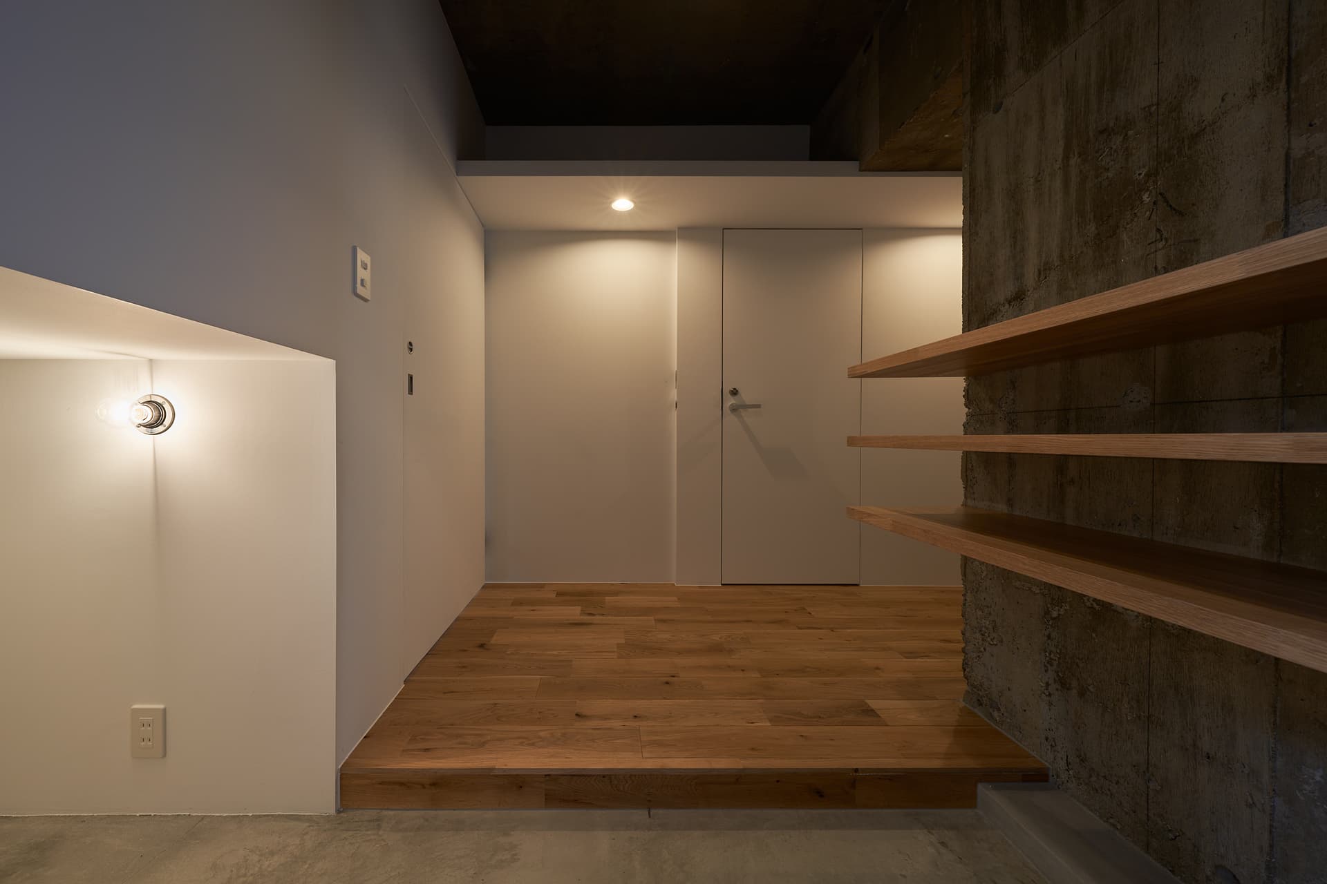 玄関入って正面（夜仕様）。壁からドアを引き出せば廊下と寝室をしっかり区切ります。
