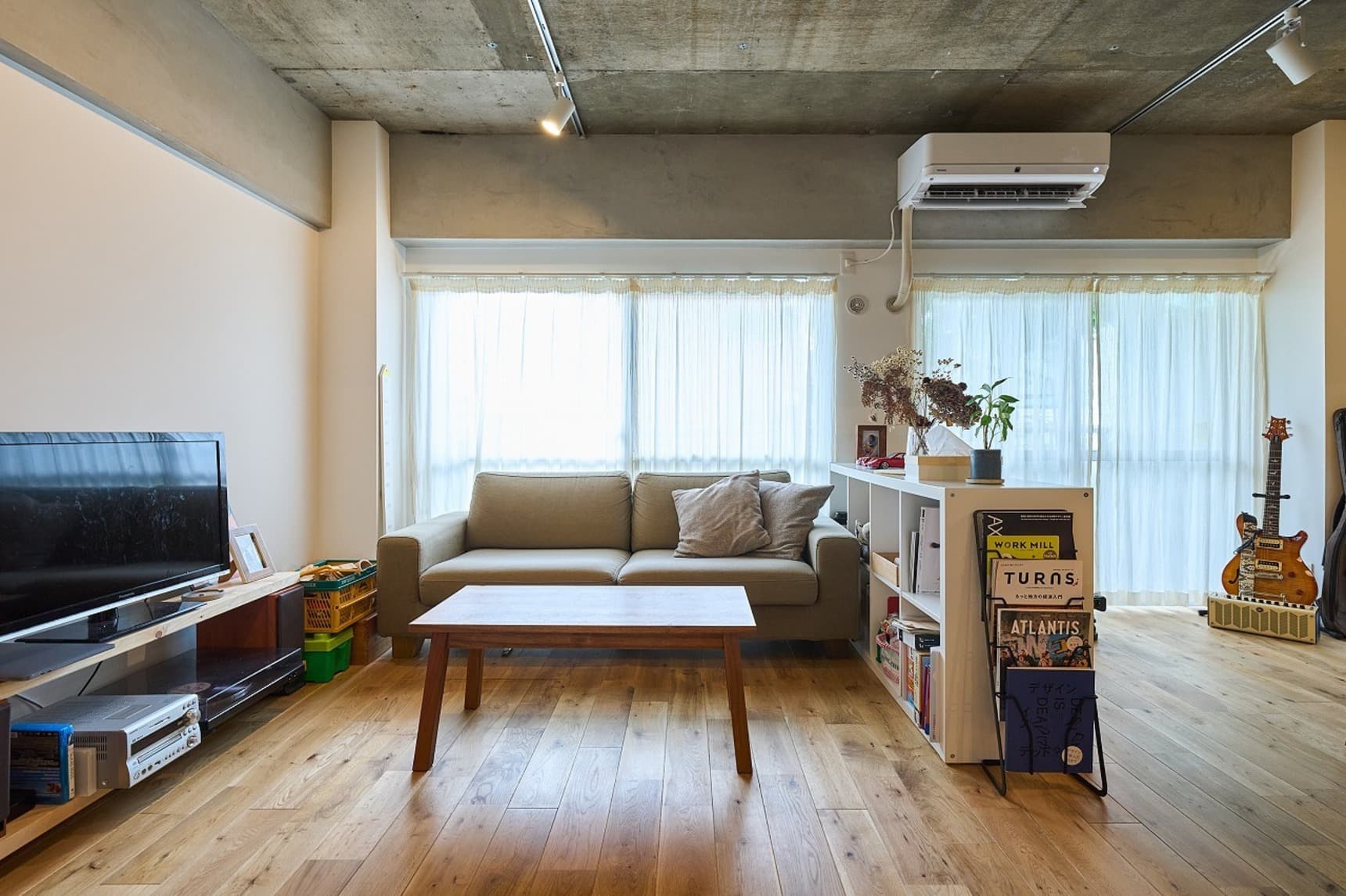 南西向きのバルコニーからは光がよく入ります。真っ白な壁にモルタル仕上げの梁がアクセントになっています。
