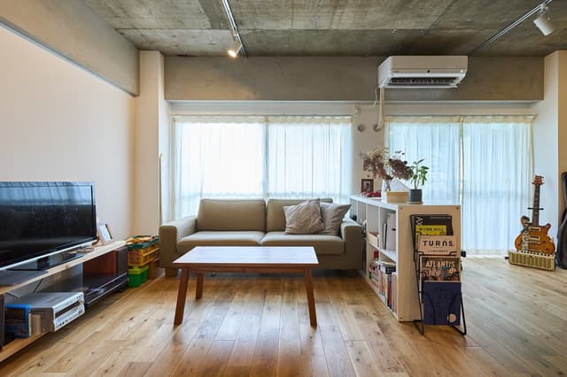 南西向きのバルコニーからは光がよく入ります。真っ白な壁にモルタル仕上げの梁がアクセントになっています。
