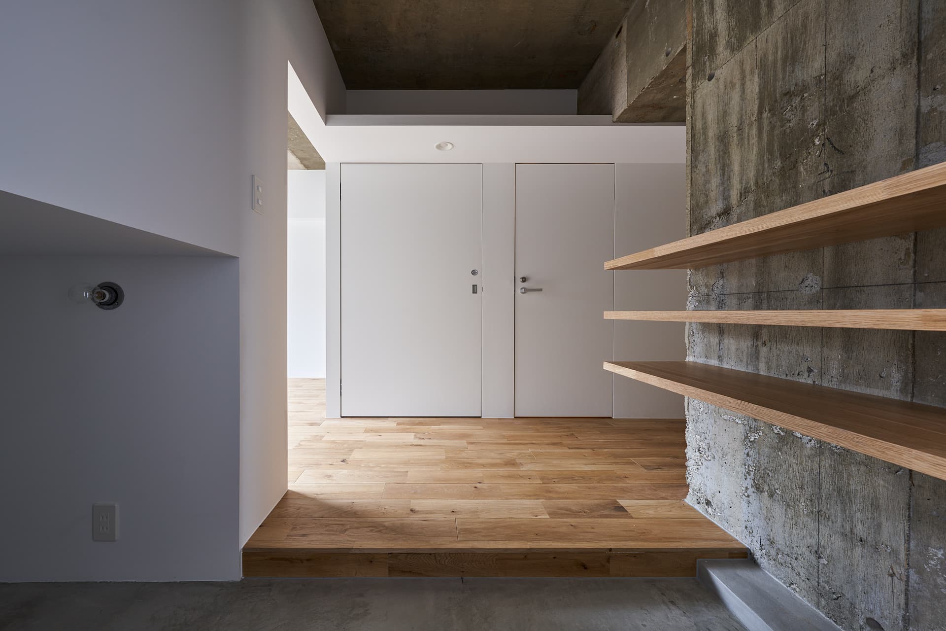 玄関入って正面。日中は寝室のドアを開け放って、廊下にたっぷり光を呼び込みます。
