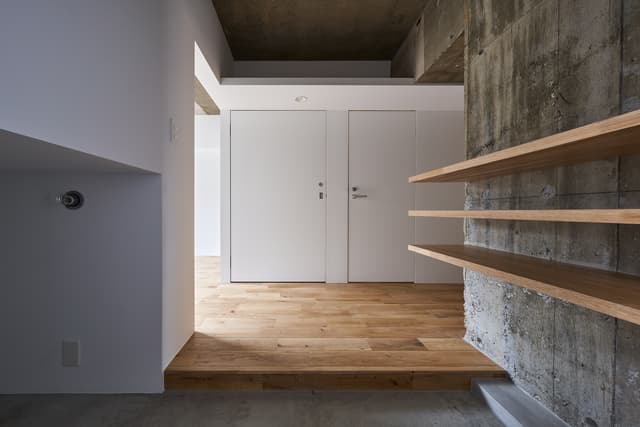 玄関入って正面。日中は寝室のドアを開け放って、廊下にたっぷり光を呼び込みます。
