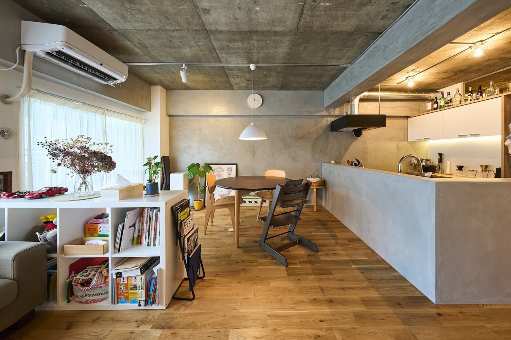 開放的なLDK。無垢床とのソリッドな造作キッチンの対比が心地よいです。
