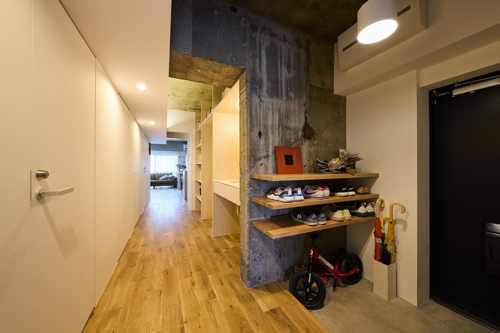 玄関からリビング方向を見る。マンションの駆体を生かした無骨な靴棚がお気に入りです。
