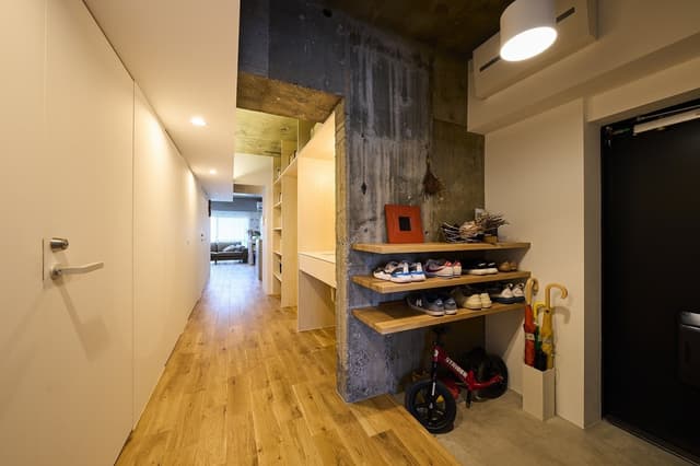 玄関からリビング方向を見る。マンションの駆体を生かした無骨な靴棚がお気に入りです。
