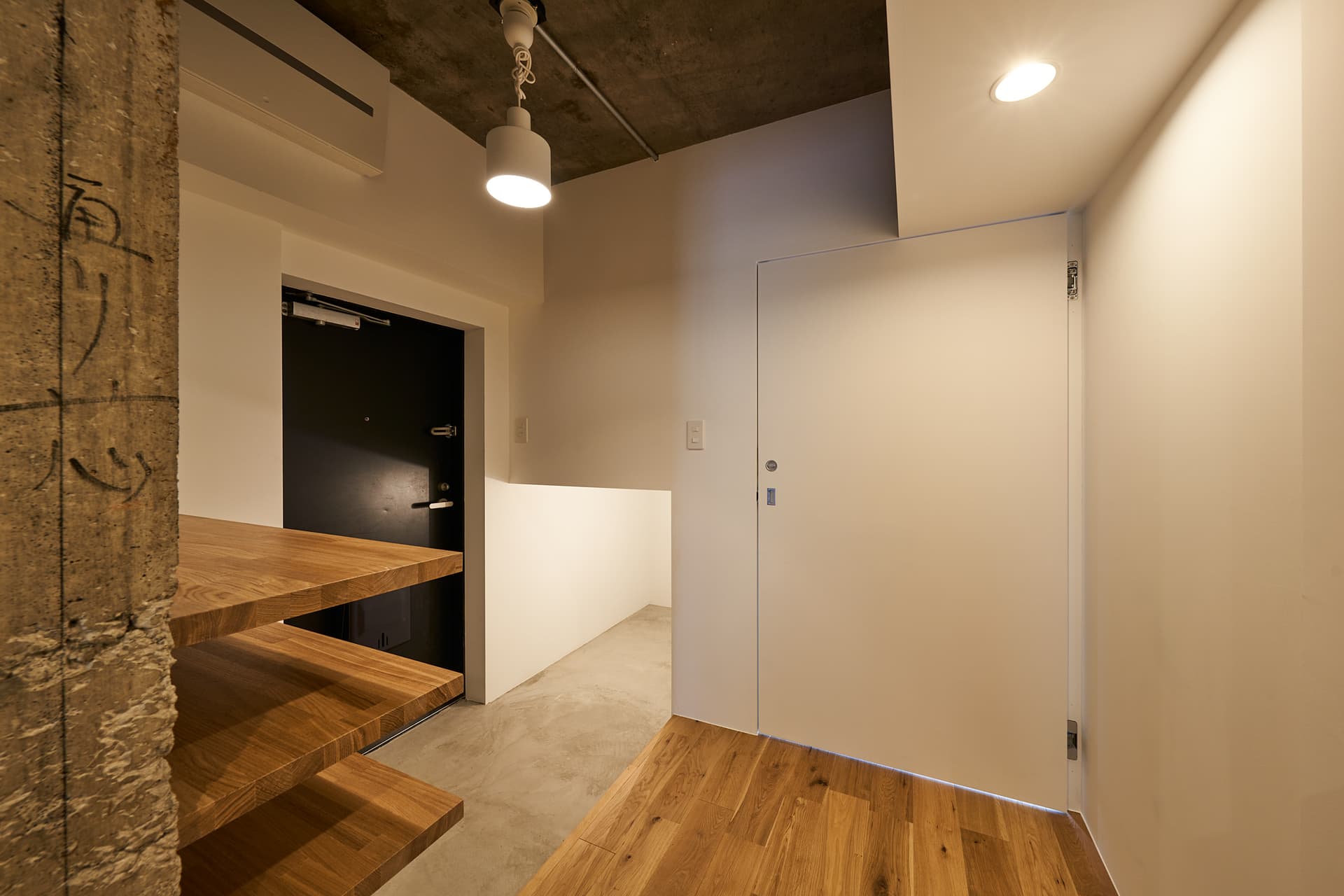 玄関横の土間収納。土間の床面積はたっぷり確保しつつも、収納の上の空間は寝室側からアクセスできるロフトになっています。
