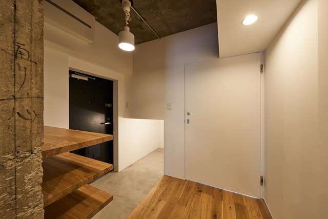 玄関横の土間収納。土間の床面積はたっぷり確保しつつも、収納の上の空間は寝室側からアクセスできるロフトになっています。
