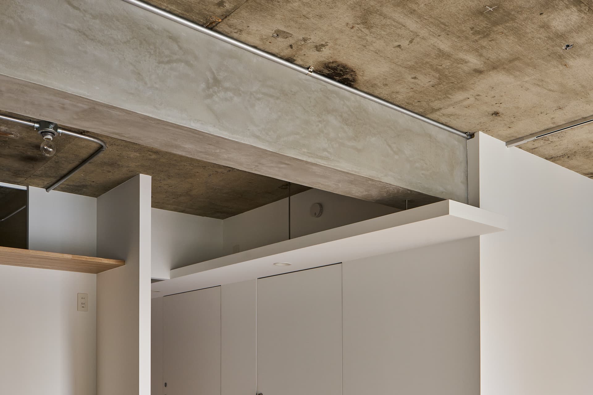 「半分だけ」仕上げた廊下の天井は、上を本棚・収納としても使えるスグレモノ。
