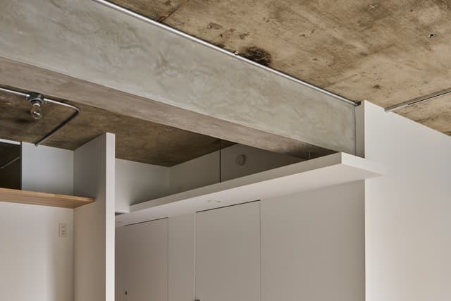 「半分だけ」仕上げた廊下の天井は、上を本棚・収納としても使えるスグレモノ。
