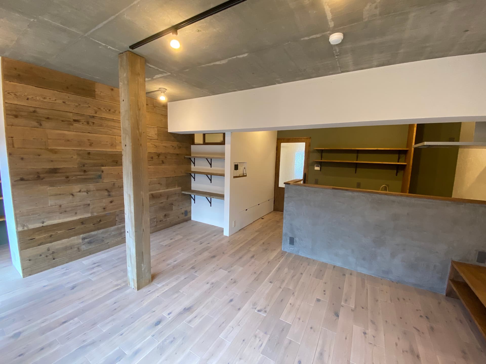 別アングルからのリビング。キッチンの腰壁はモールテックス仕上げです。