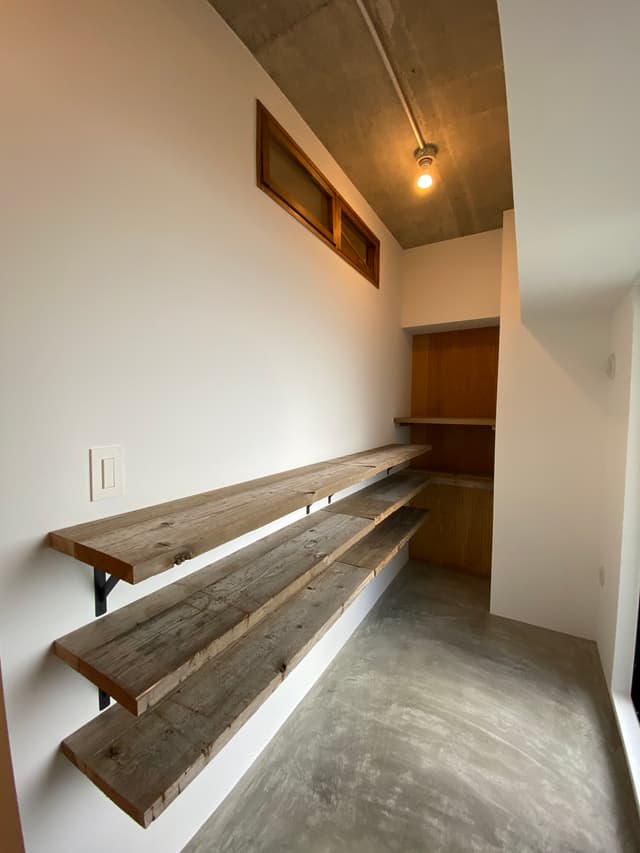 古材を使用した靴棚。最上段は飾り棚として使用しても○。