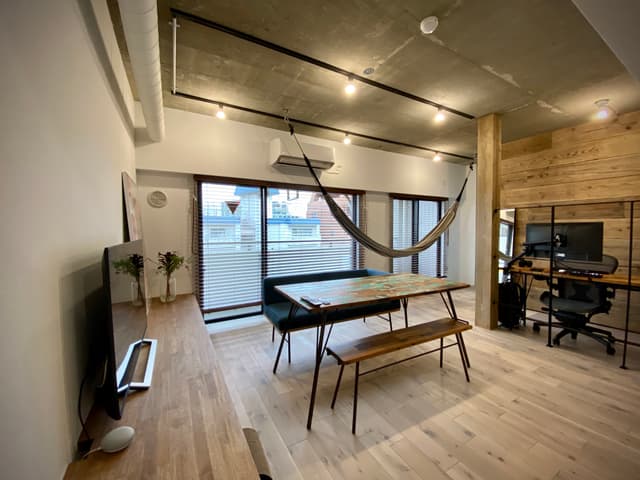 リビング。日当たり、眺望、風通しバツグンです。
300kgまで耐えられるハンモック付き。
造作のテレビ台。ワークスペースあり。
ワークスペースの背面は古材の木材を使用してます。窓際の床はモルタル仕上げになっています。